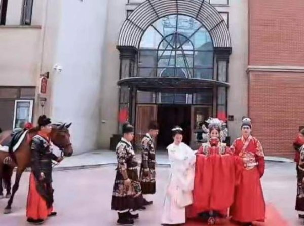 涨8配资 3900余对新人“瘦身”结婚，“五一”济南婚庆火热
